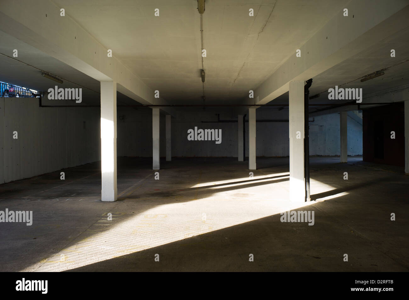Vuoto parcheggio sotterraneo, colonne di cemento Foto Stock