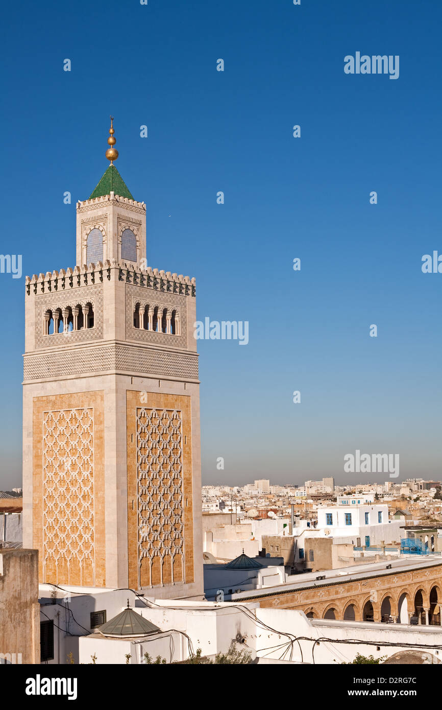 A Tunisi, Tunisia, la piazza minareto della moschea Ez-Zitouna Foto Stock