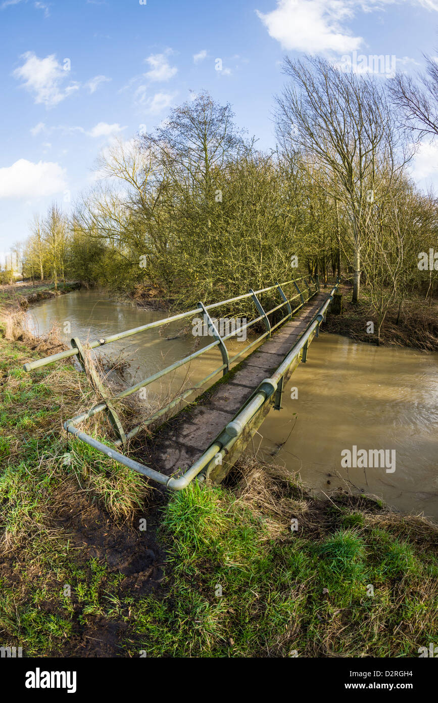 Passerella sul fiume Itchen parte del Millennio modo, Warwickshire, Inghilterra, Regno Unito Foto Stock