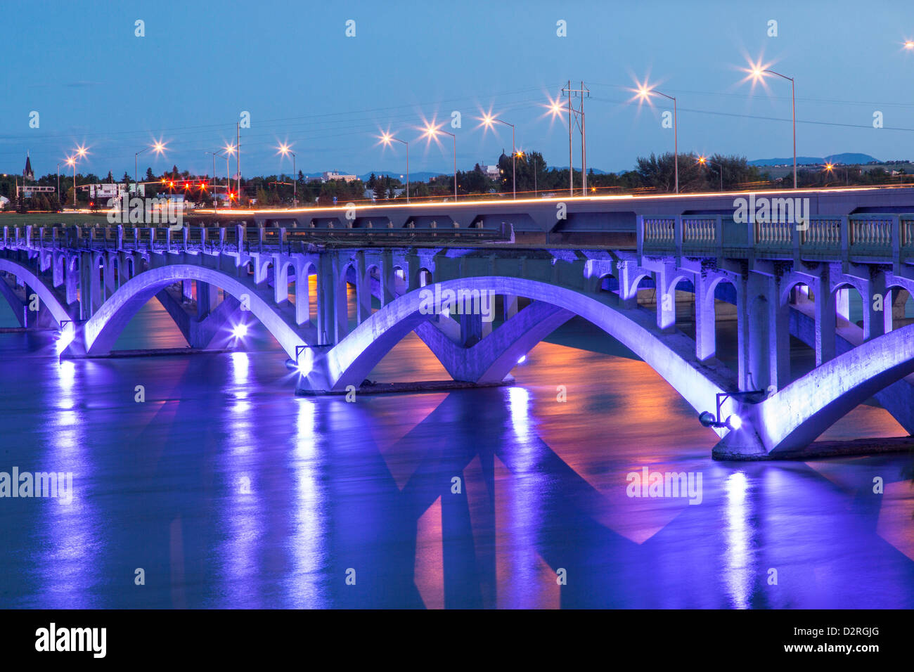Nono storico Street Bridge si illumina al tramonto sul fiume Missouri a Great Falls, Montana, USA Foto Stock