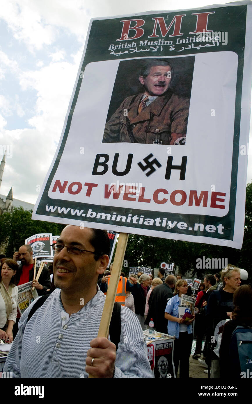 Un anti George Bush segno detenute da un manifestante in Londra. Foto Stock