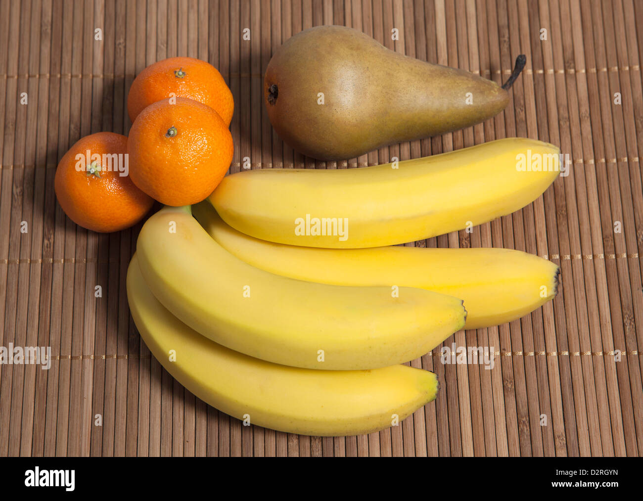 Un assortimento di frutta su uno sfondo di legno Foto Stock