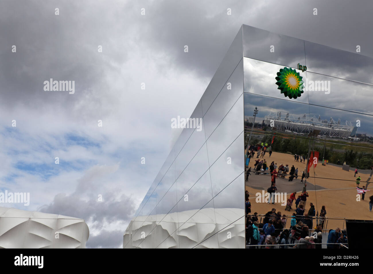BP è specchiata box pavilion riflettendo l'Olympic Park, con lo Stadio Olimpico e la pallacanestro Arena di Londra 2012 Foto Stock