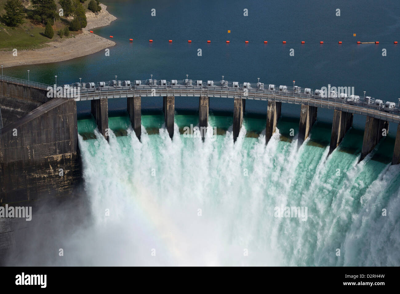 Diga Kerr rilasciando acqua sul fiume Flathead nei pressi di Polson, Montana, USA Foto Stock