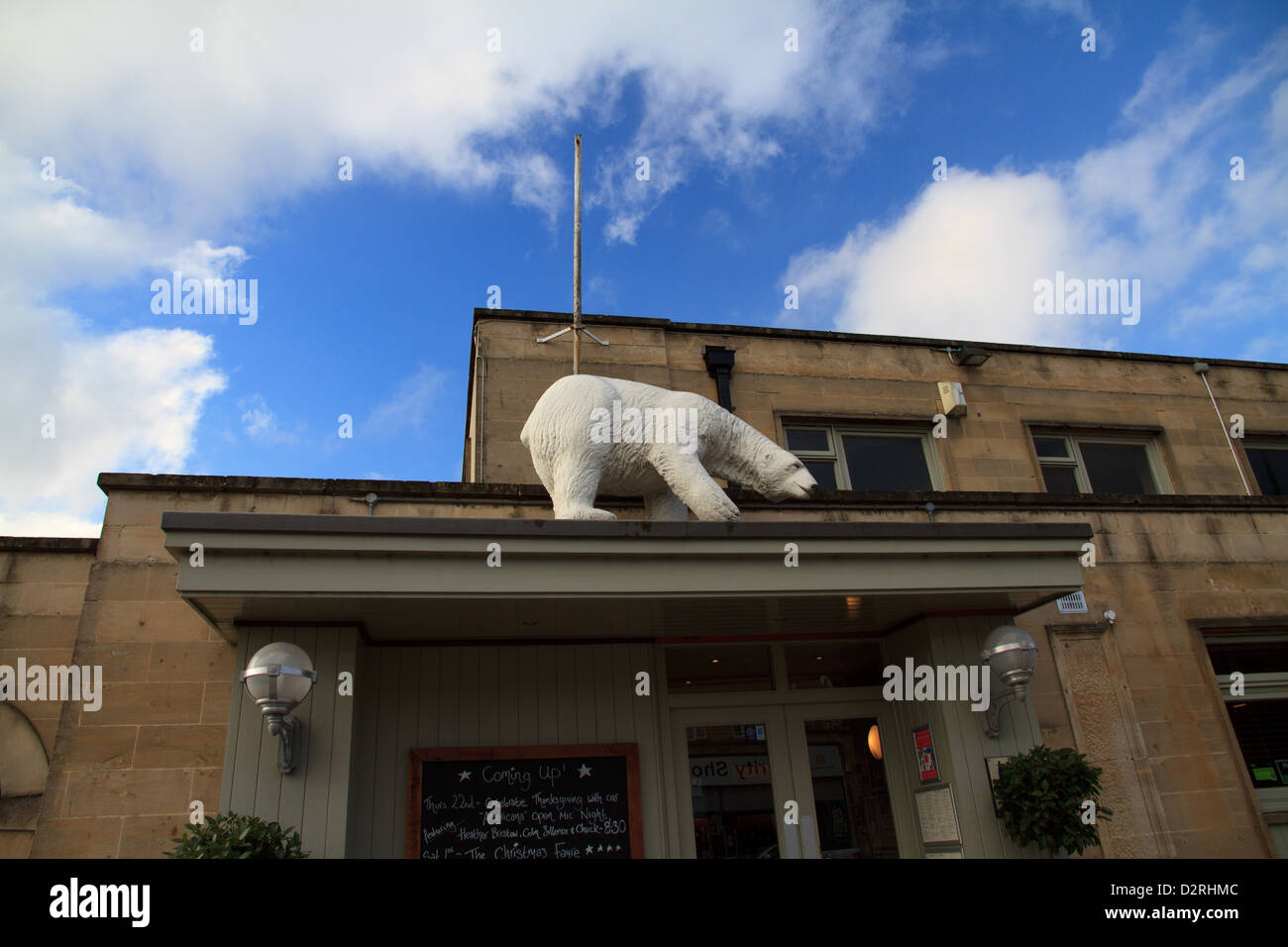 Una vista dell'Orso Hotel muniti di piatto, bagno, Somerset, Regno Unito, con la statua di un orso polare sopra la porta Foto Stock