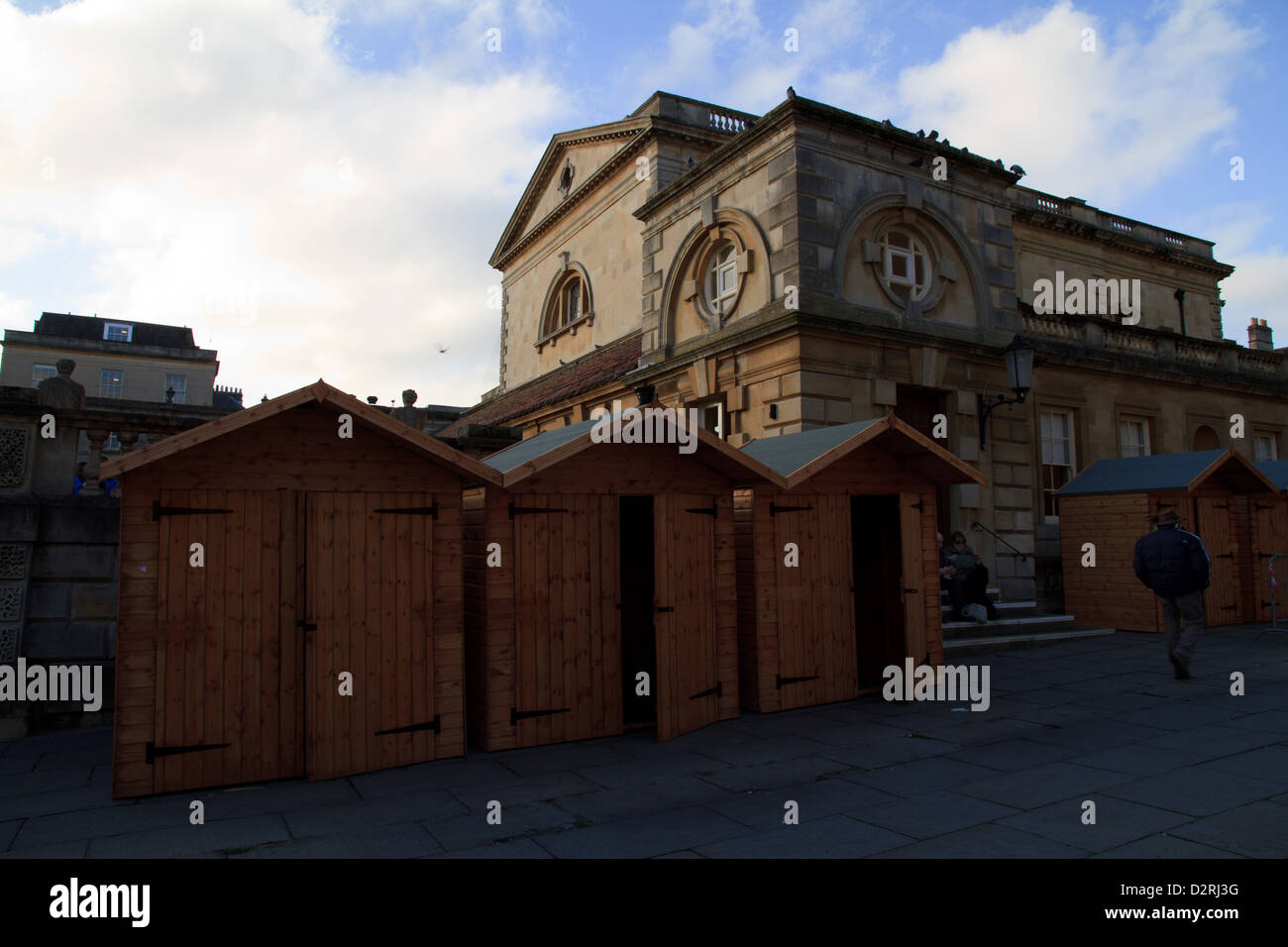 Capannoni in legno eretta nel cortile Abbazia, bagno, al di fuori dei Bagni Romani, in preparazione per il mercato di Natale Foto Stock