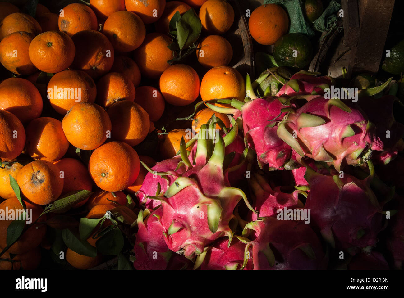 Arance e frutti del drago in un mercato aperto del Vietnam Foto Stock