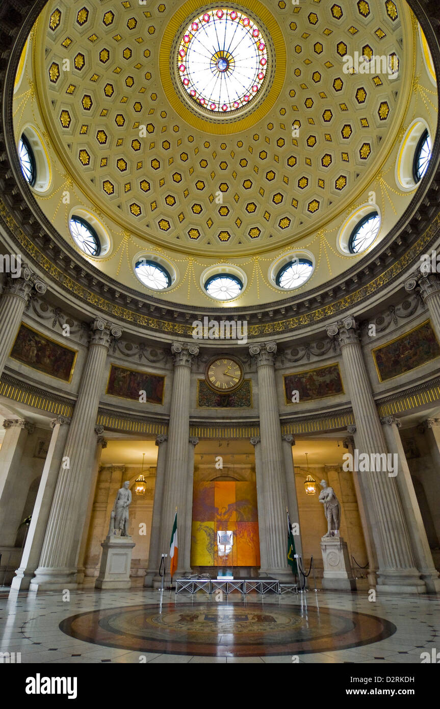 Vista verticale della Rotunda all'interno del Municipio di Dublino. Foto Stock