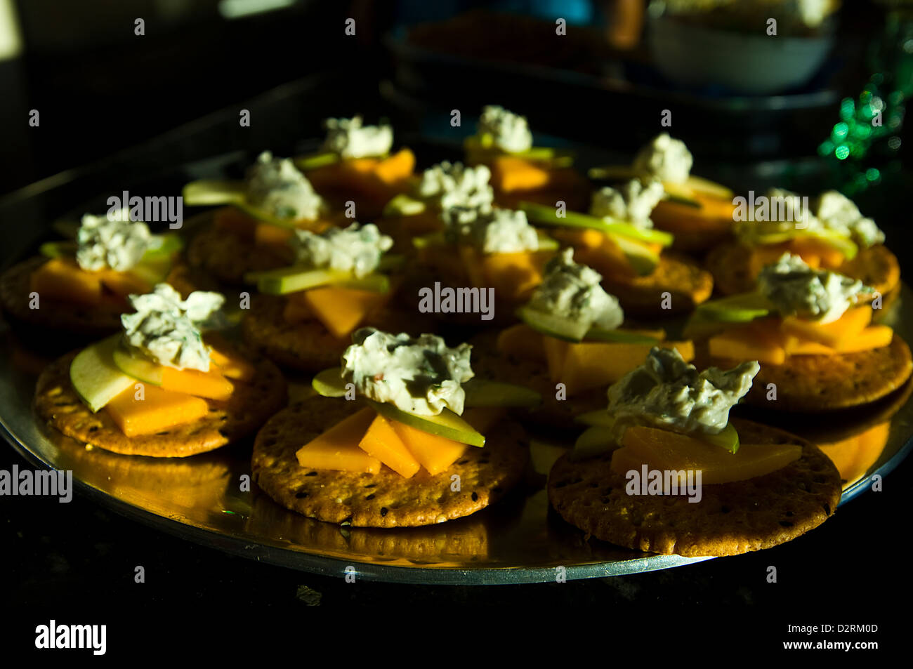 Insalata di gamberetti antipasti con formaggio di cracker e le mele a fette Foto Stock
