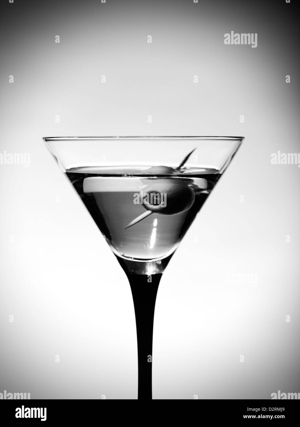 Un martini vetro con olive Foto Stock