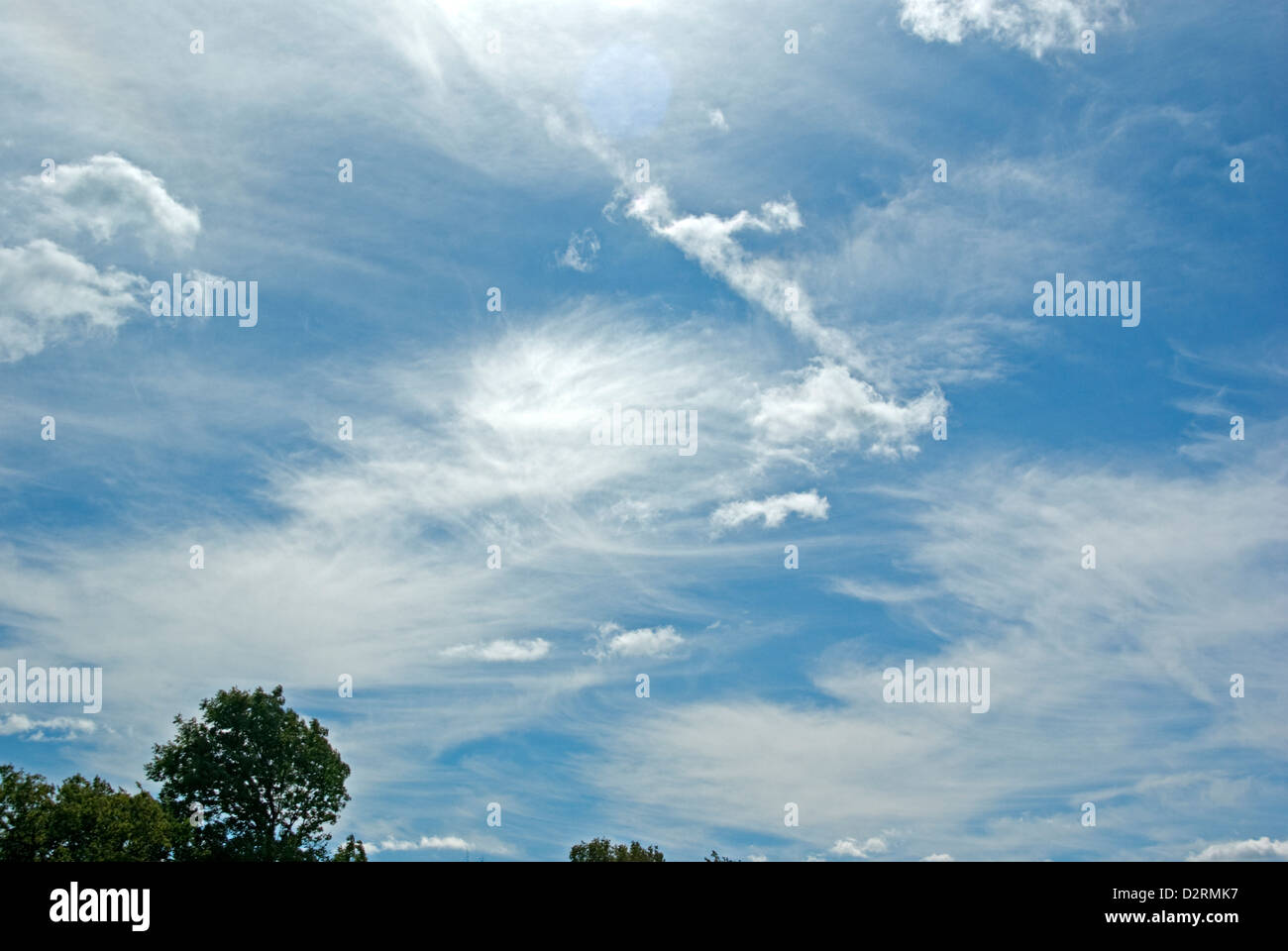 Nuvole spazzate dal vento nel cielo blu Foto Stock