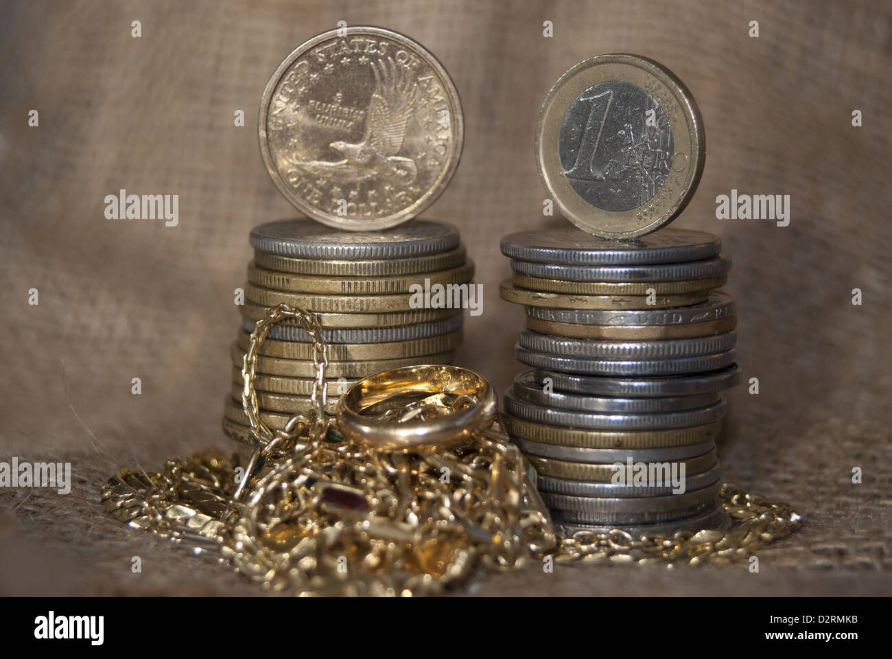 Concetto di ricchezza: Denaro e oro per una immagine concettuale Foto Stock