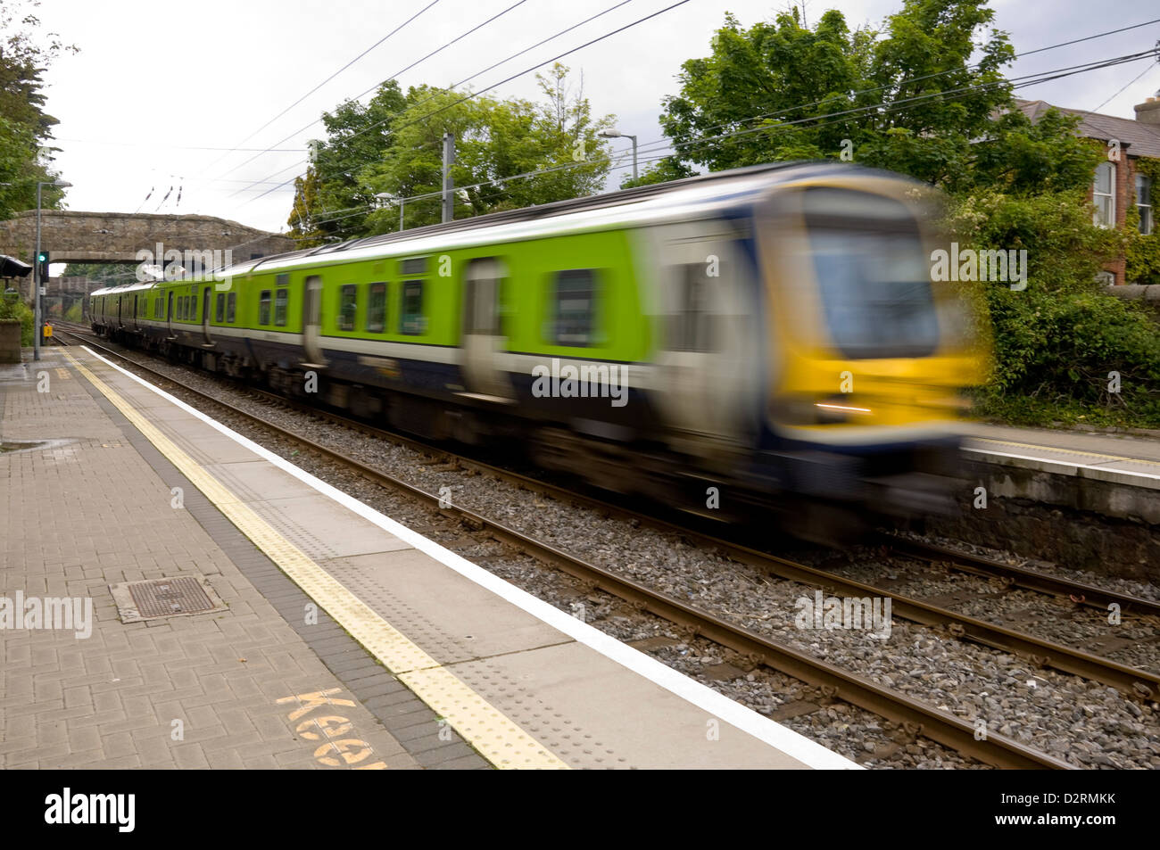 Vista orizzontale di un treno DART en route a Dublino che arrivano alla stazione di Dalkey. Foto Stock