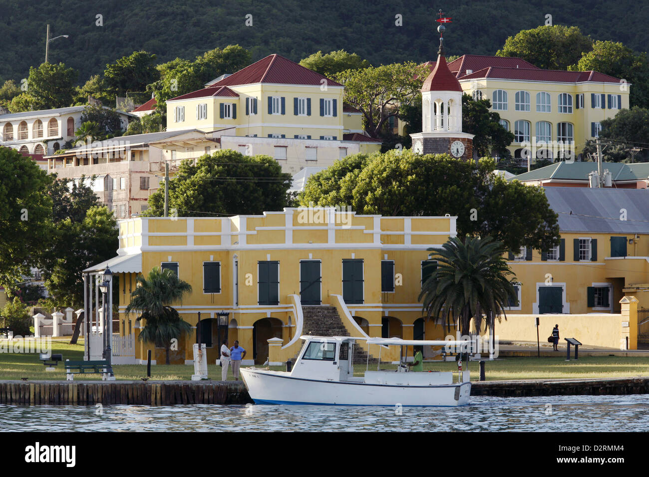 Vecchia Dogana danese House & piccola barca a quella protestante Cay, Christiansted, St. Croix, Isole Vergini USA, Caraibi Foto Stock