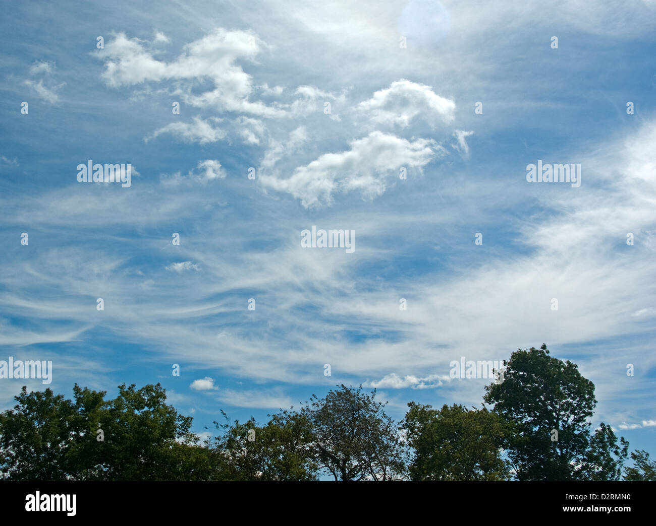 Nuvole spazzate dal vento nel cielo blu Foto Stock
