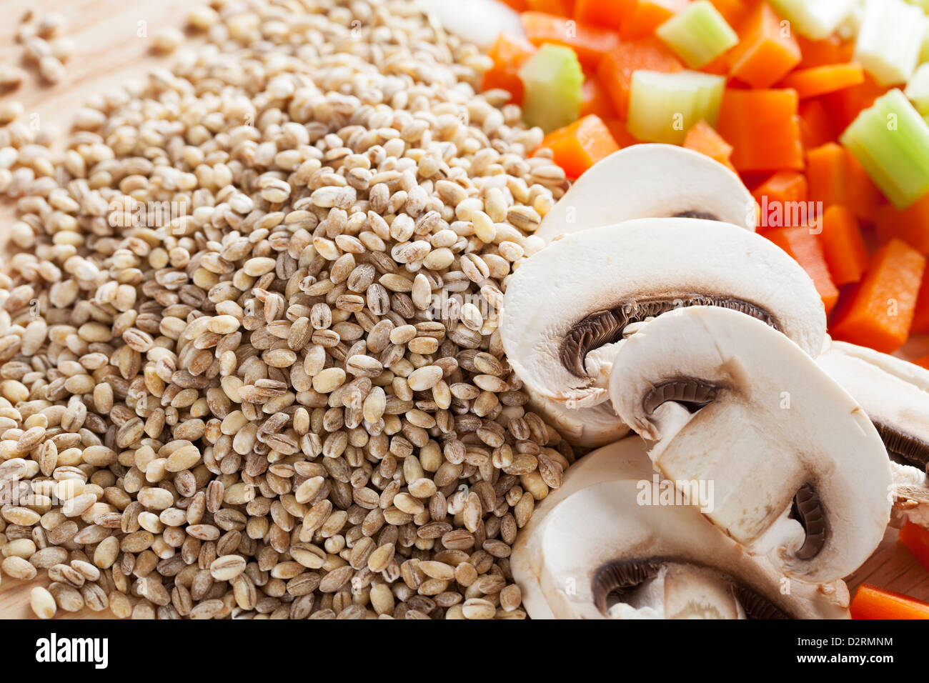 Orzo funghi, le carote e il sedano ingredienti per la zuppa. Foto Stock