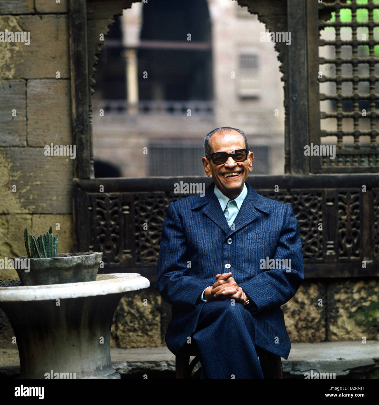 Vincitore del Premio Nobel per la letteratura nel 1988, romanziere egiziano  Naguib Mahfouz siede nel cortile di Beit Suheimi Foto stock - Alamy