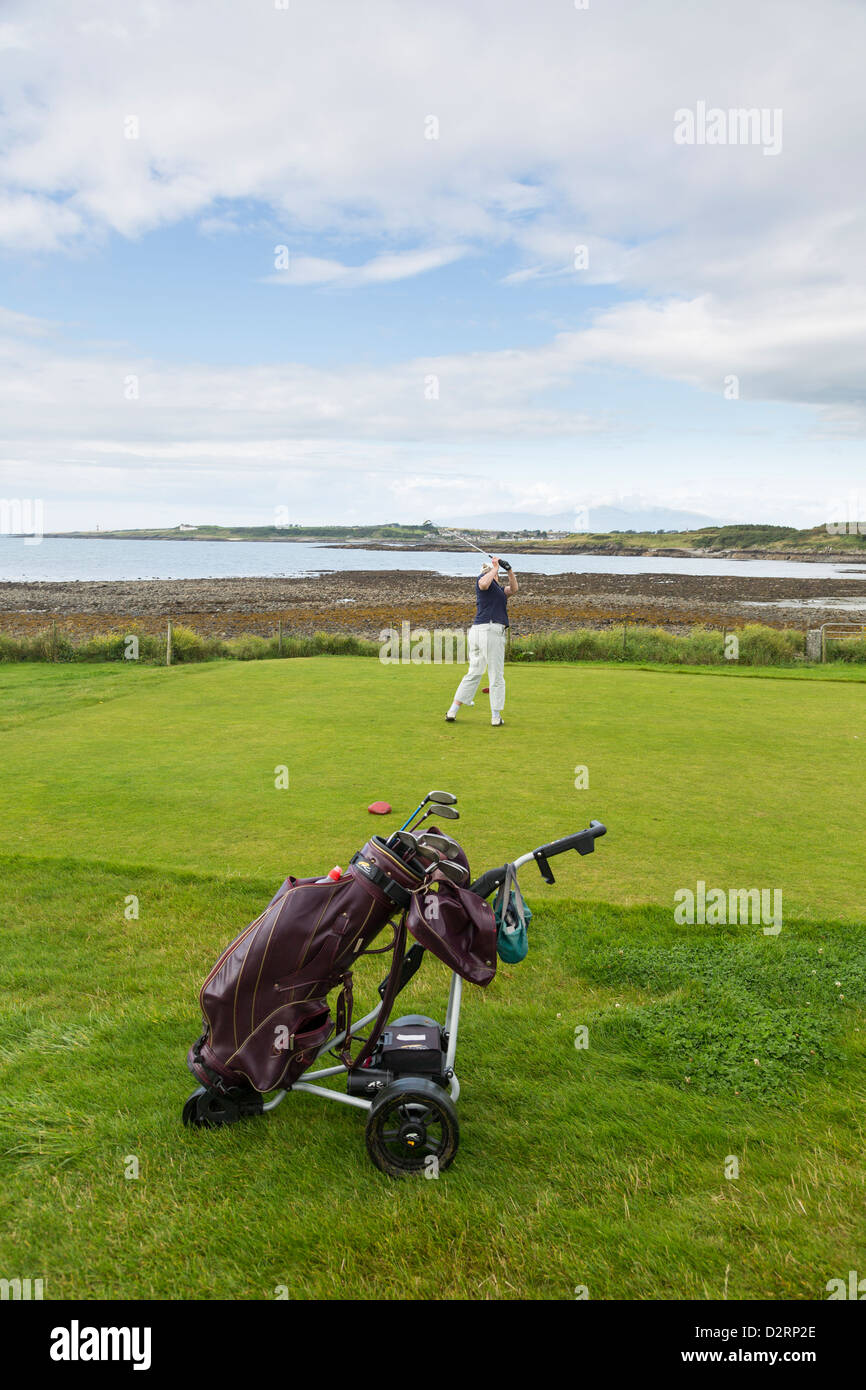 Senior golfista giocare la palla, Ardglass Golf Club, Irlanda del Nord Foto Stock