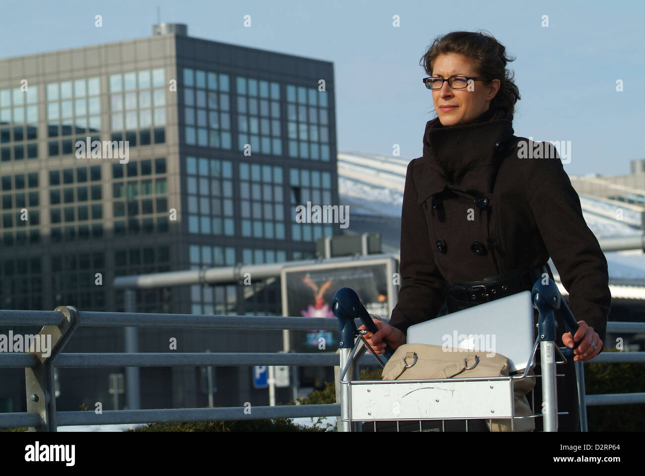 Amburgo, Germania, business donna con un Macbook Pro nel carrello Foto Stock