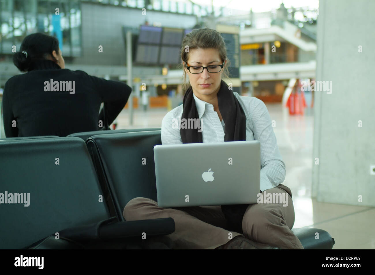 Amburgo, Germania, business donna con il suo Macbook Pro all'aeroporto Foto Stock