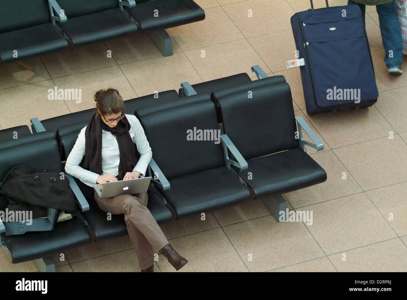 Amburgo, Germania, business donna con il suo Macbook Pro all'aeroporto Foto Stock