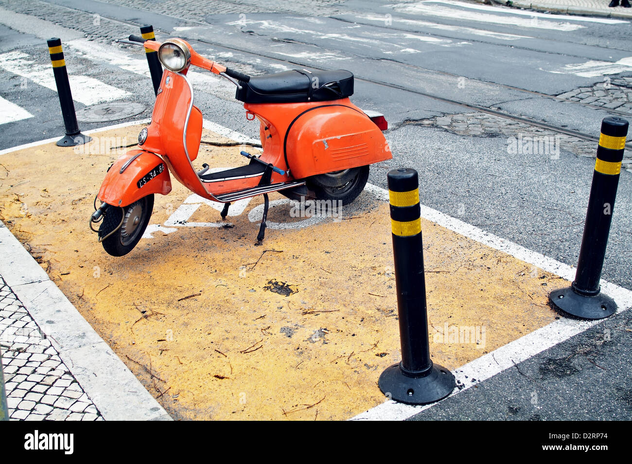 Lisbona, Portogallo, parcheggiato scooter in un parcheggio per due ruote Foto Stock