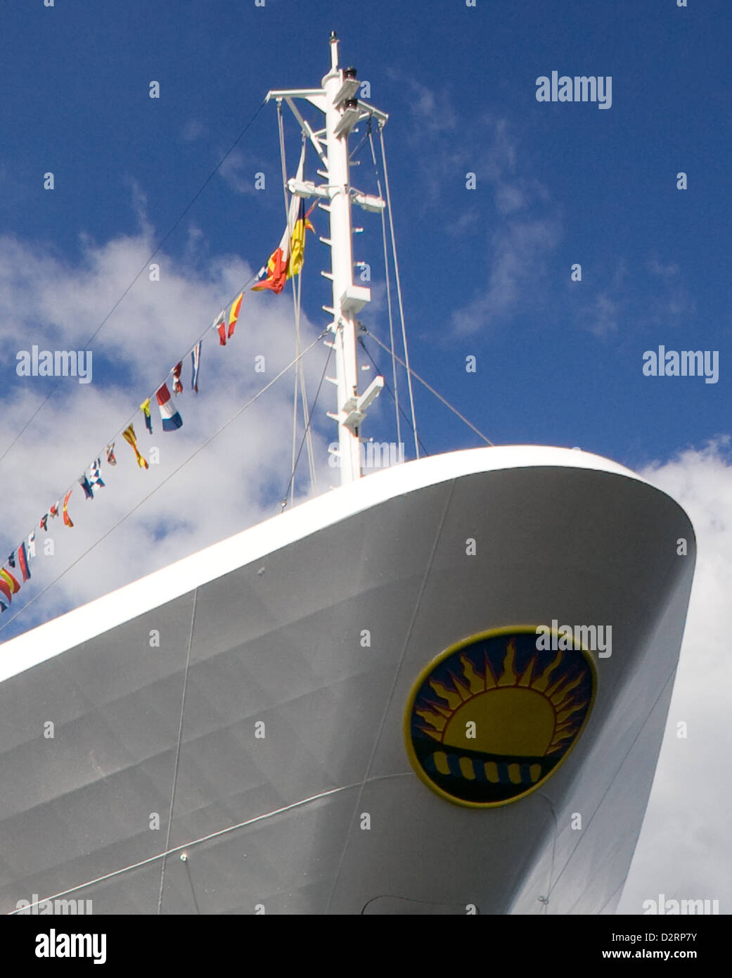 Prua della P&O nave da crociera Aurora, vestito nel complesso con il segnale flag bunting Foto Stock