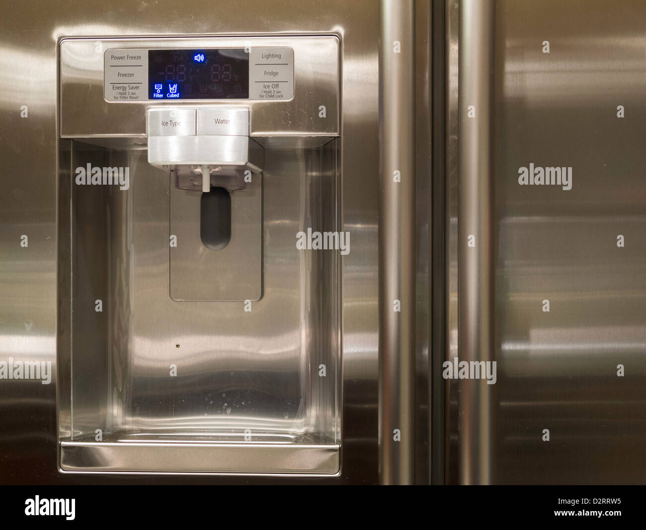 Frigorifero con ice maker immagini e fotografie stock ad alta risoluzione -  Alamy