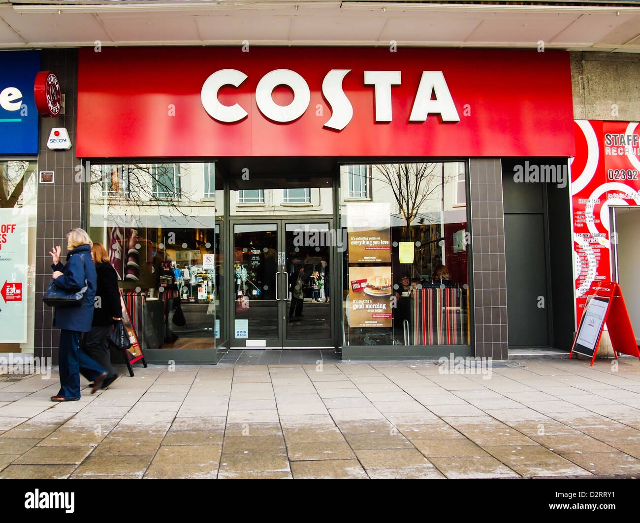 Un ramo di 'Costa Coffee" sulla strada commerciale di Portsmouth, Regno Unito Foto Stock