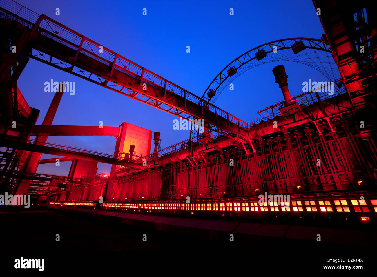 Essen, Germania, ha illuminato il Zollverein cokeria durante la notte Foto Stock