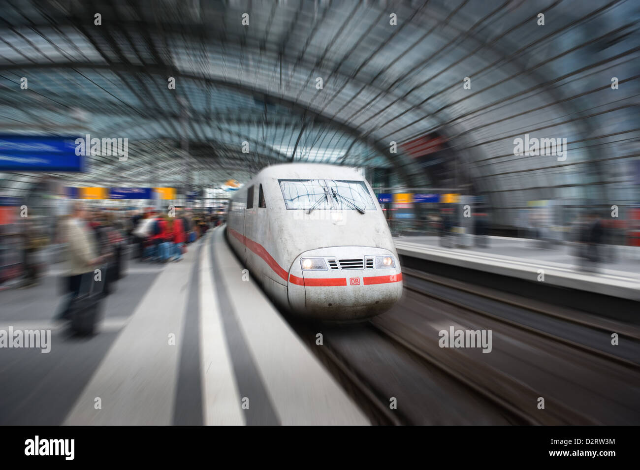 Berlino, Germania, un treno ICE tira in Berlin Hauptbahnhof Foto Stock