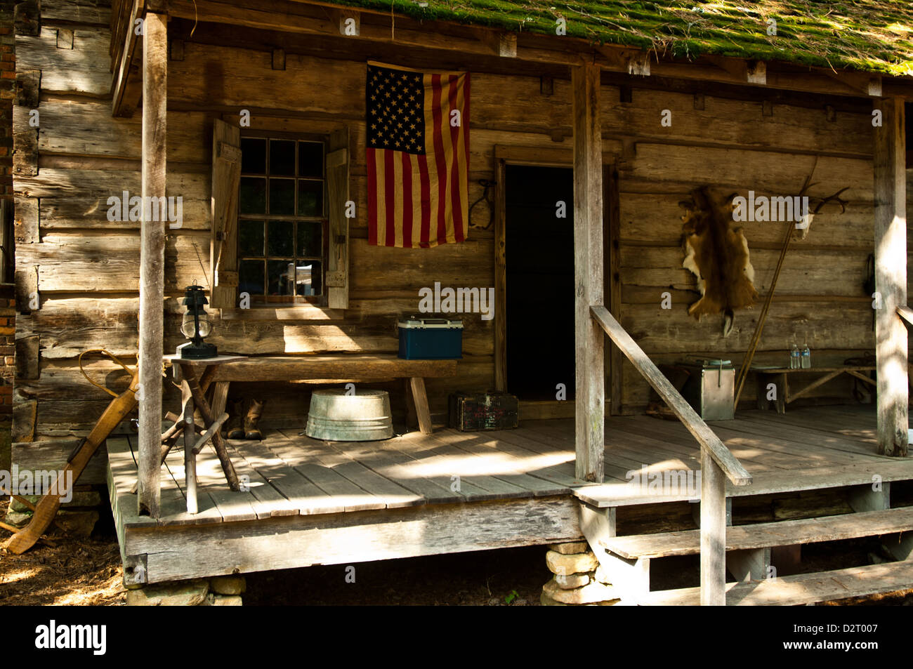 Portico frontale di un vecchio a caccia di cervi in cabina la Georgia del Sud i boschi Foto Stock