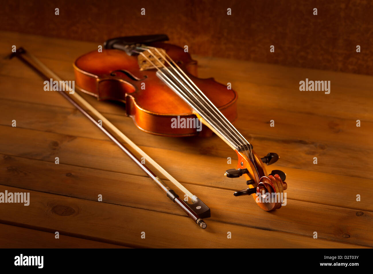 La musica classica violino vintage in legno sfondo dorato Foto stock - Alamy