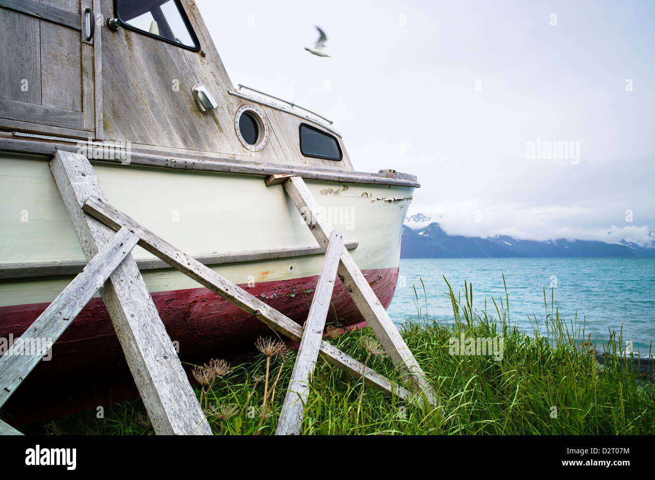 Vecchio di legno barca da pesca sulla spiaggia, risurrezione Bay, Seward, Alaska, STATI UNITI D'AMERICA Foto Stock