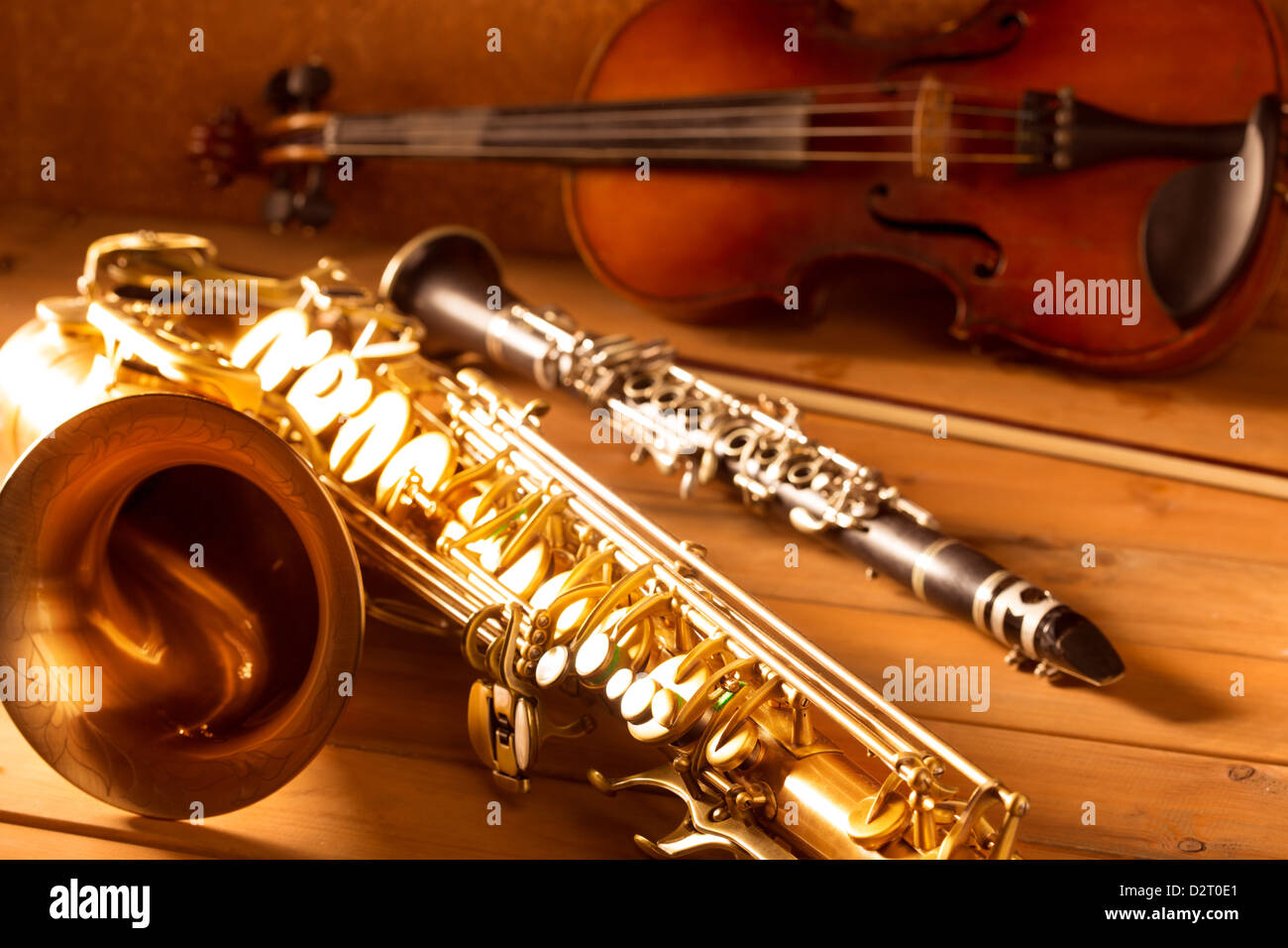 La musica classica Sax sassofono tenore violino e clarinetto in legno  vintage background Foto stock - Alamy