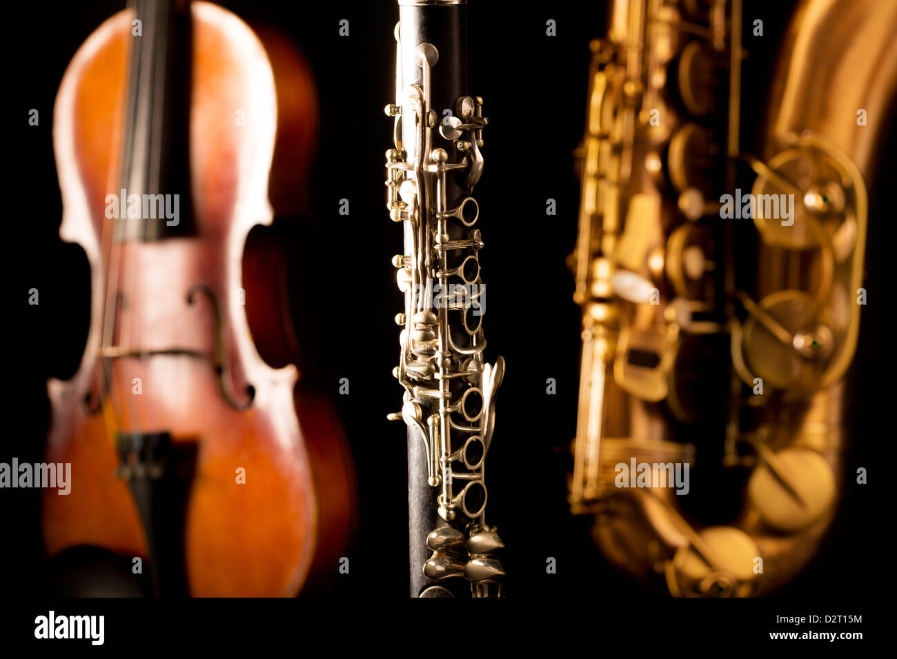 Musica Sax sassofono tenore violino e clarinetto in sfondo nero Foto stock  - Alamy