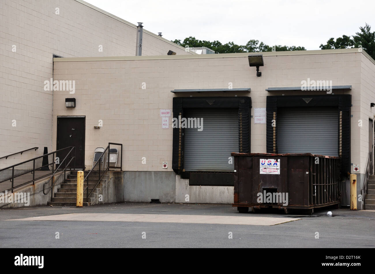 Banchina di carico con alloggiamenti del carrello nel retro del negozio Foto Stock