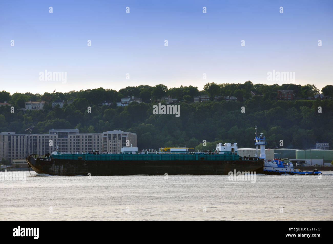 Rimorchiatore a traino con Eva Leigh Cutler serbatoio di liquido barcone sul fiume Hudson, New York City, Stati Uniti d'America Foto Stock