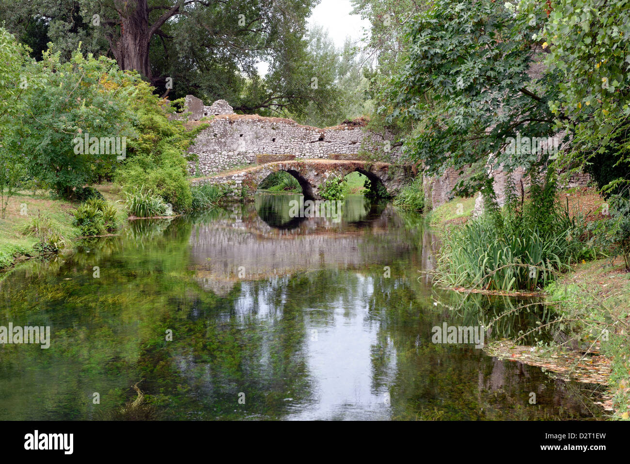 Il Twin arcuata di Ponte Pietra Ponte del macello presso il romantico Giardino di Ninfa Lazio Italia Foto Stock