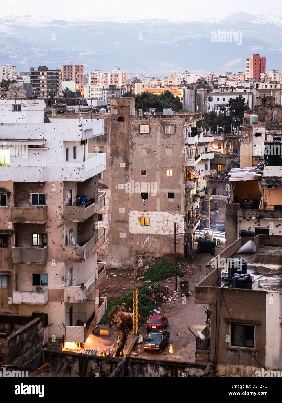 Tripoli, Libano. Il 30 gennaio 2013. Edifici pockmarked da proiettili come vista da un Alawite Shia sniper in posizione il Jabal Mosneh quartiere di Tripoli del Libano. Questo è uno dei molti "vicoli niper' verso sunniti Bab al-Tabbaneh distretto. Credito: Nishan Nalbandian / Alamy Live News Foto Stock