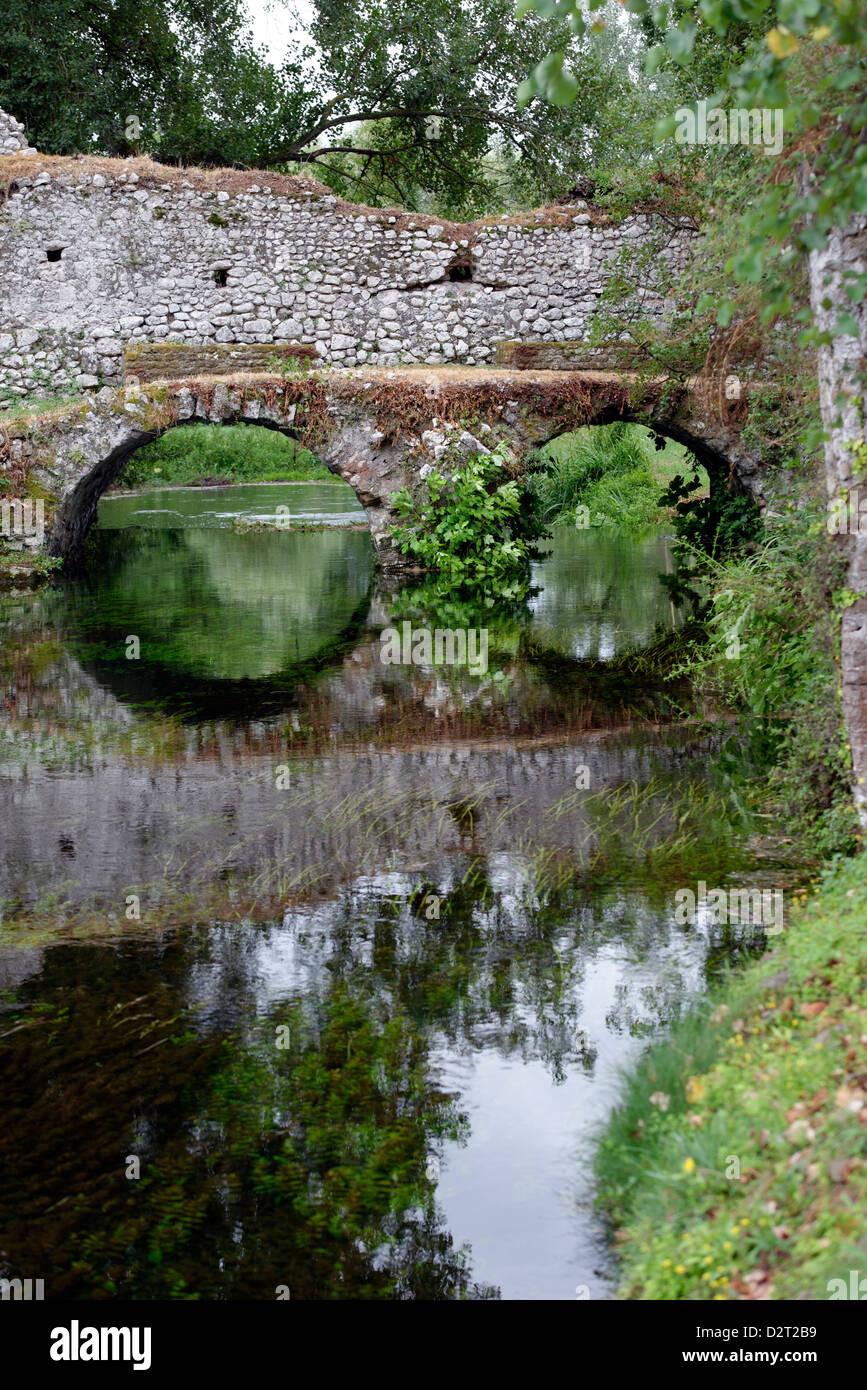 Il Twin arcuata di Ponte Pietra Ponte del macello presso il romantico Giardino di Ninfa Lazio Italia Foto Stock