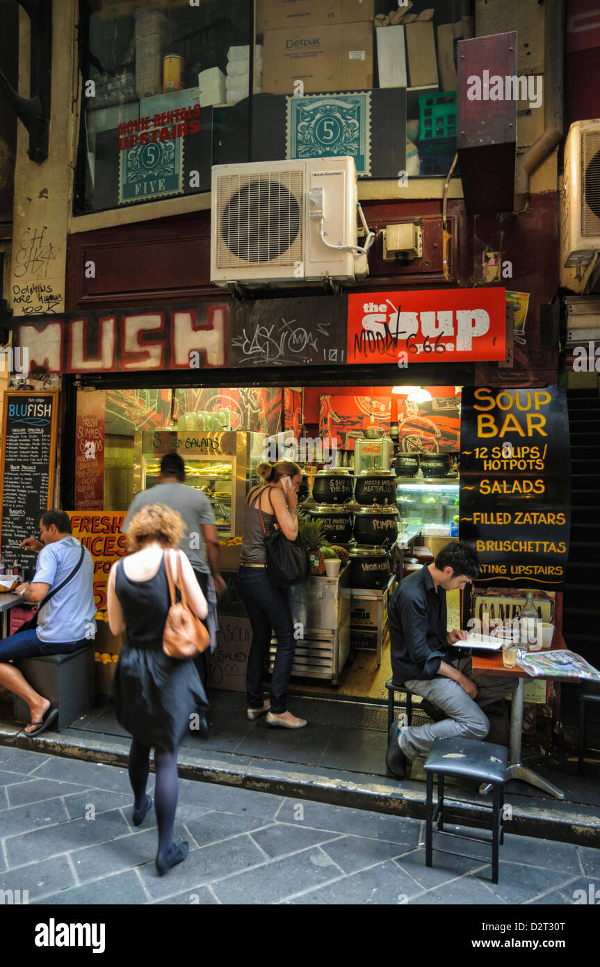 Cafe zuppa di vendita nella zona alla moda di Australia, con clienti seduta o in coda. Foto Stock
