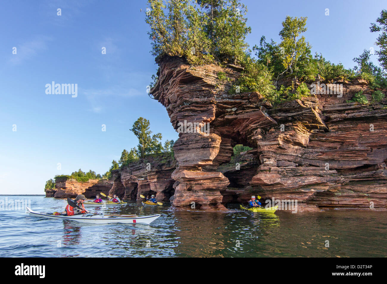 Kayakers ad esplorare le grotte marine di diavoli isola nell'Apostle Islands National Lakeshore, Wisconsin, Stati Uniti d'America (MR) Foto Stock