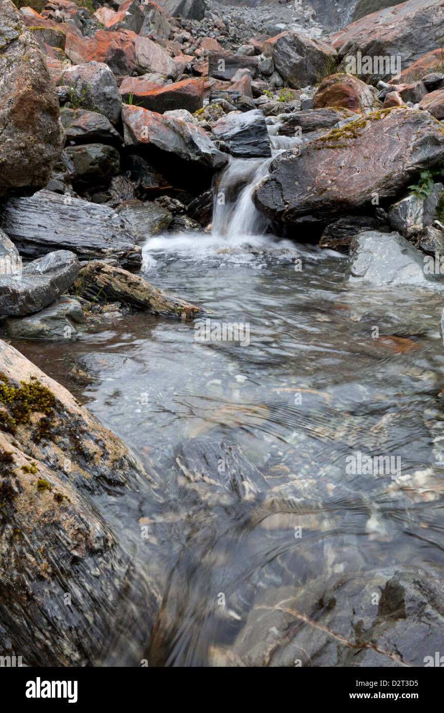 Acqua in streaming dal Fox Glacier, Isola Meridionale, Nuova Zelanda Foto Stock