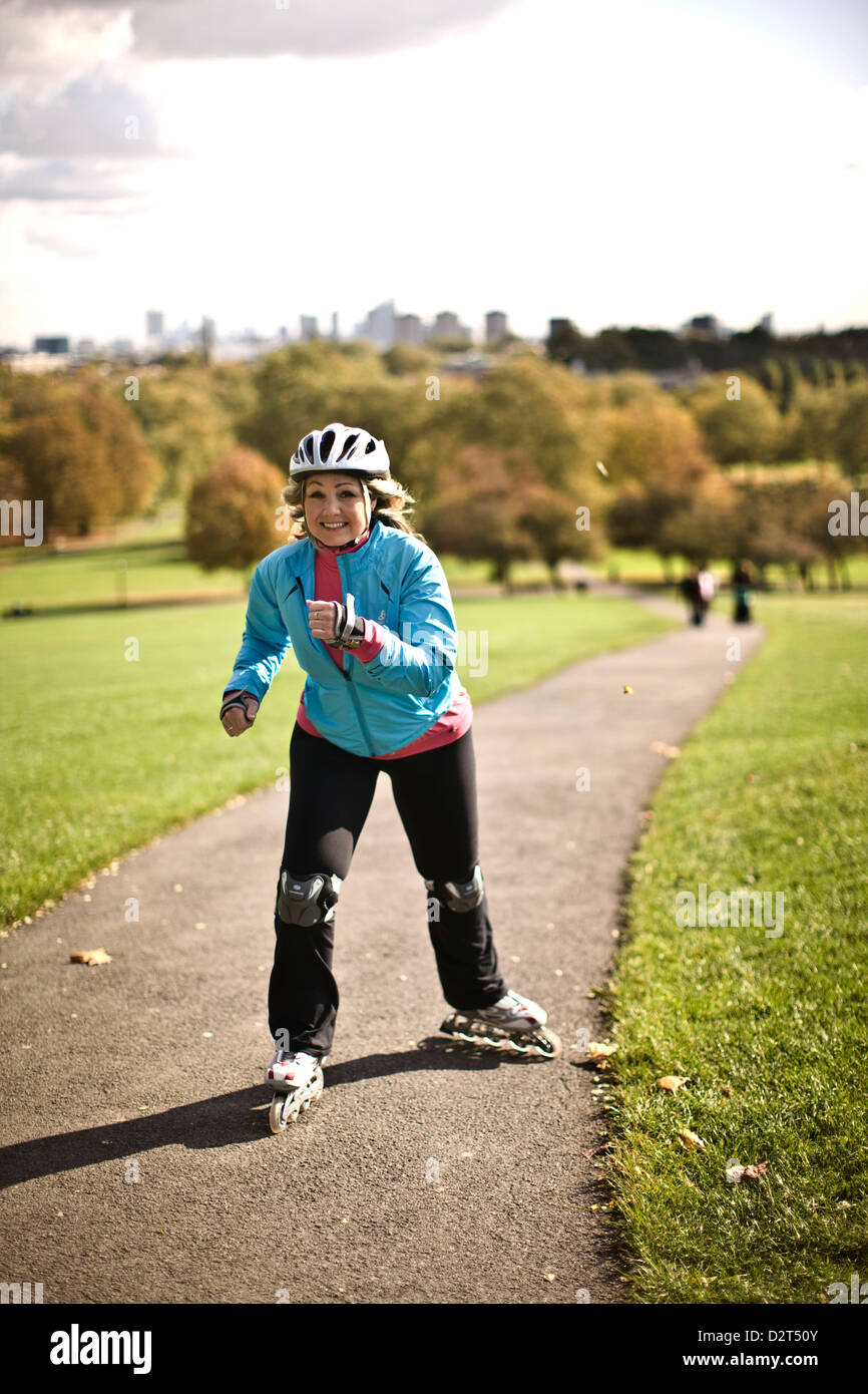 Donna con i rollerblade in salita, Primrose Hill, Londra Foto Stock