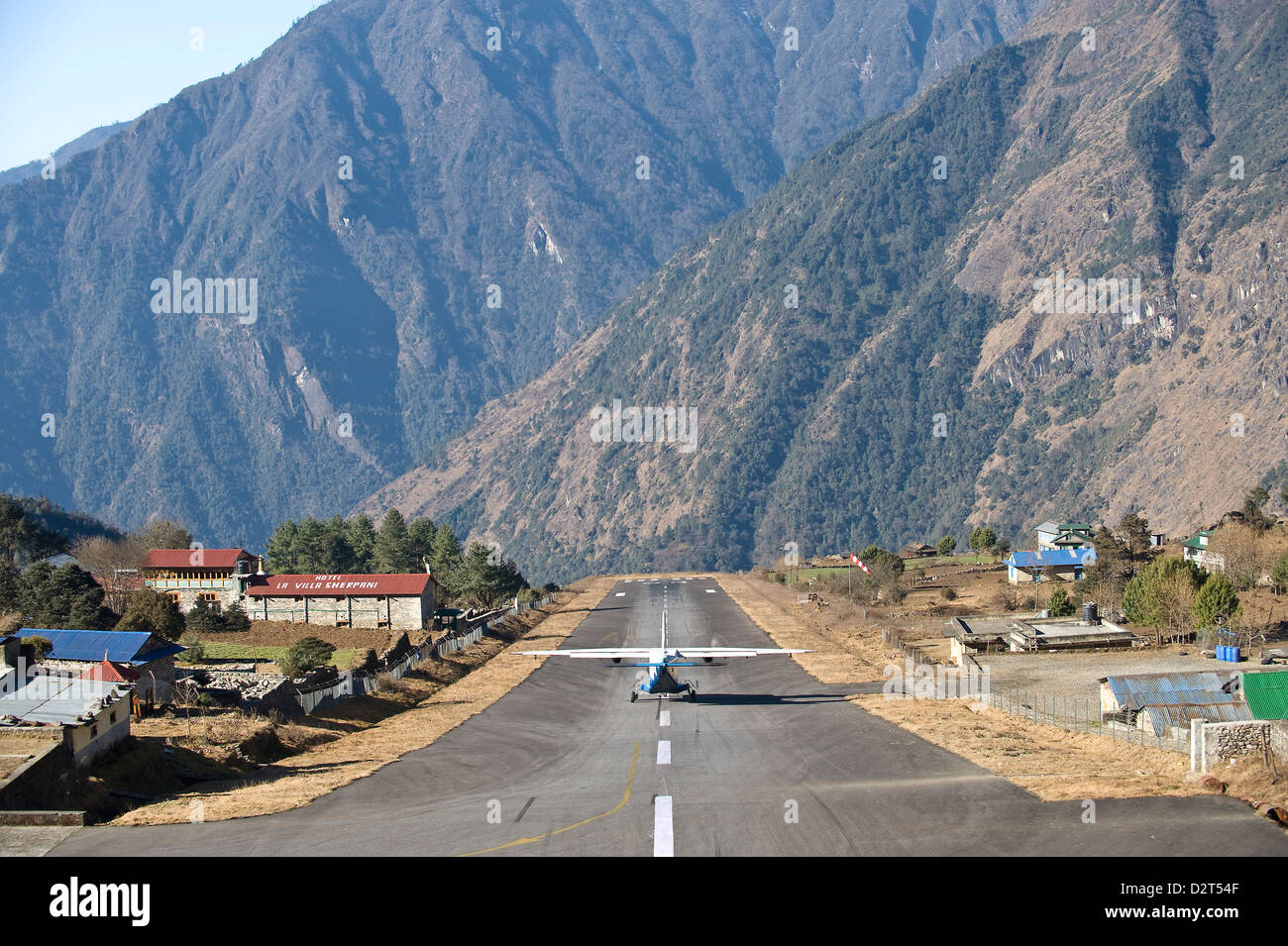 Aeroporto di Lukla e delle piste di atterraggio e di decollo, Solu Regione Khumbu, in Nepal, Himalaya, Asia Foto Stock