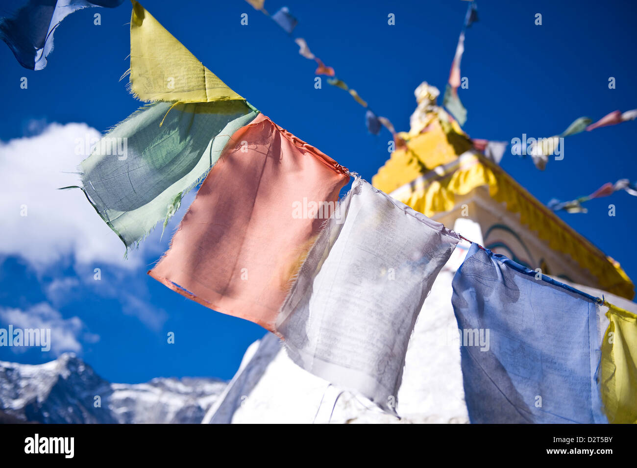 Bandiere di preghiera e stupa buddisti, Namche Bazaar, Solu Regione Khumbu, in Nepal, Himalaya, Asia Foto Stock