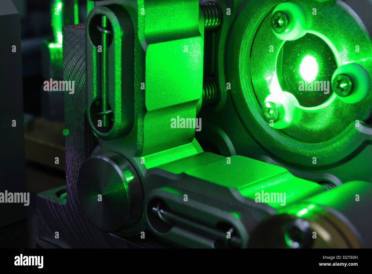 Specchio di riflessione potente luce laser verde all'interno del sistema scientifico Foto Stock