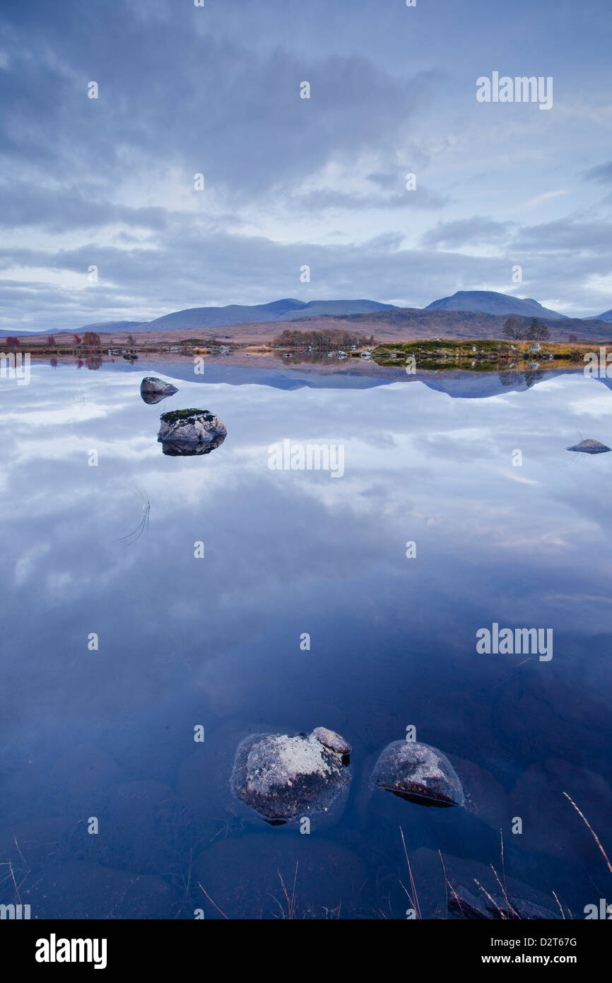 Loch Ba su Rannoch Moor al crepuscolo, siti di particolare interesse scientifico, Perth and Kinross, Highlands, Scotland, Regno Unito Foto Stock