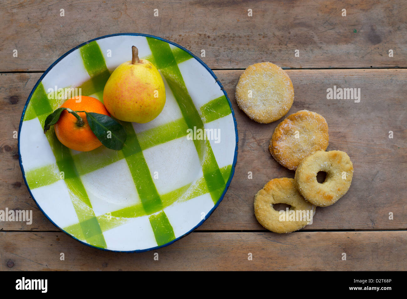 Frutti mandarino e pera in porcellana vintage piatto con biscotti fatti a mano Foto Stock